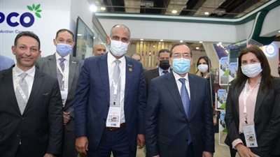 وزير البترول يتفقد جناح 