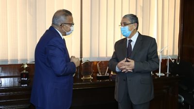 وزير الكهرباء يلتقى نائب رئيس شركة L&T الهندية ورئيس النقل و التوزيع الكهربائى فى أفريقيا