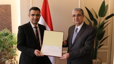 وزير الكهرباء يكرم أحد العاملين بمكتبه لحصوله على درجة  الدكتوراه