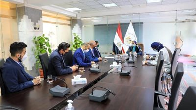 وزيرة البيئة تناقش مع ممثلي 