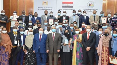 وزير الكهرباء يشهد إحتفالية تخريج عدد 50 متدرباً من دول حوض النيل
