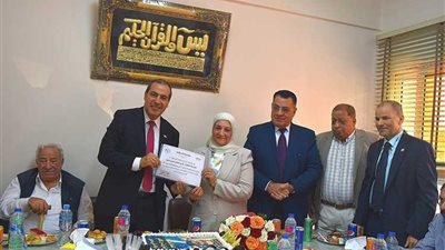 بالصور.. معهد بحوث البترول يحتفل ببلوغ الدكتورة منى درديري السن القانونية