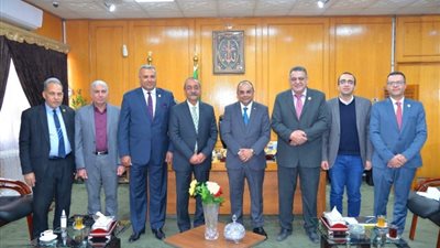 محافظ الإسماعيلية يناقش مع رئيس 