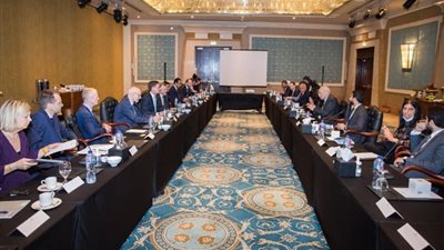 «اقتصادية قناة السويس» والصندوق السيادي و«ميرسك» يبحثون التعاون في مشروعات الطاقة النظيفة