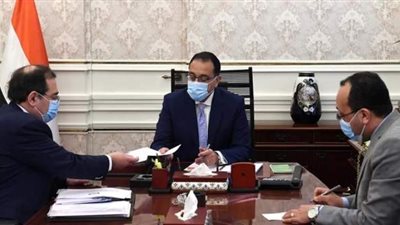رئيس الوزراء يتابع مع وزير البترول موقف توافر المواد البترولية