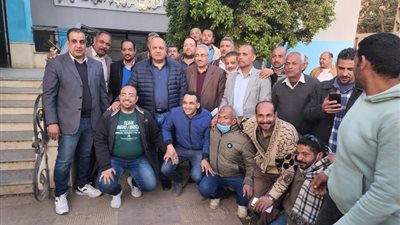 وسط أبناءه ب