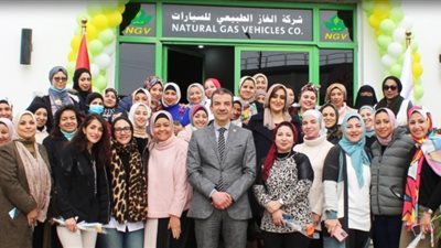 وسط العاملات بالشركة..رئيس 