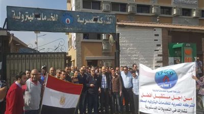 بالصور.. «إبسكو » توفر حافلات لنقل العاملين للجان التصويت على التعديلات الدستورية