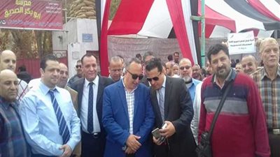 العاملون بمختلف قطاعات وإدارات شمال القاهرة للكهرباء يتوافدون على مقار اللجان الانتخابية