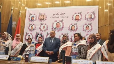 رئيس مصر للبترول يكرم الأمهات المثاليات بالشركة