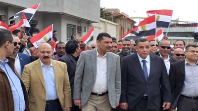 في أول أيام الإستفتاء.. رئيس «أنربك» يقود العاملين في مسيرة حب من أجل مصر| صور
