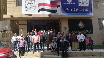 بالصور.. العاملون بـ«النيل للبترول» يتوافدون علي لجان الإستفتاء للإدلاء بأصواتهم