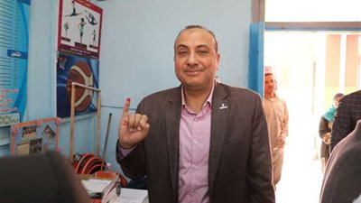 بالصور.. فرحات يشارك العاملين بـ«غازتك» التصويت على التعديلات الدستورية