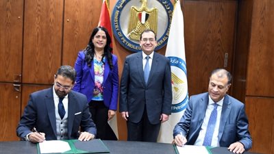 الملا يشهد توقيع عقد مشروع التحول الرقمى في «أبوقير للأسمدة» مع شركة SAP