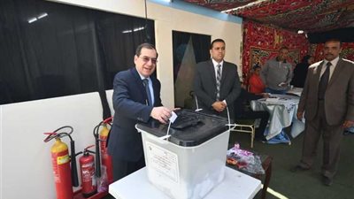 بالصور.. وزير البترول يُدلى بصوته فى الإستفتاء على التعديلات الدستورية