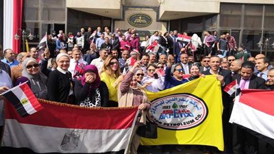حشود «بدر الدين» تواصل الإنطلاق إلي لجان الإقتراع لأداء الواجب الوطني| صور