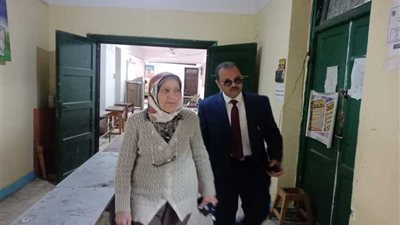 قطرى و إسماعيل يدلون بأصواتهم فى الاستفتاء على التعديلات الدستورية بمدينة نصر