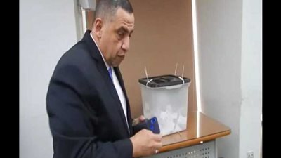 رئيس «أنربك» يدلي بصوته في لجان المغتربين بالإسكندرية| صور