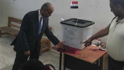 رئيس «تنمية للبترول» يدلي بصوته في ثالث أيام الإستفتاء بالتجمع الخامس