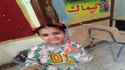 رئيس رشيد والبرلس يصطحب نجلته الصغرى خلال ادلائه بصوته فى الاستفتاء على التعديلات الدستورية