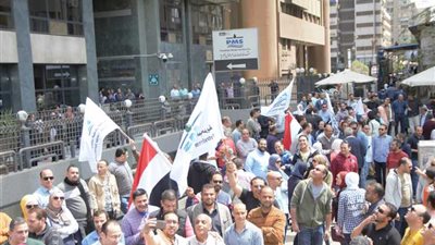 حشود «خدمات البترول البحرية» تواصل التصويت على التعديلات الدستورية في ثالث أيام الإستفتاء