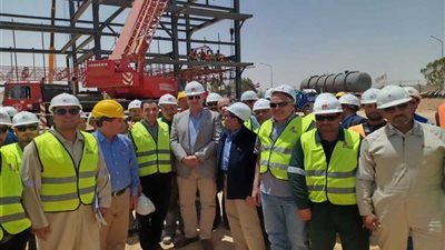 رئيس «بتروجت» يلتقط الصور التذكارية مع العاملين بمشروع CCR بأسيوط