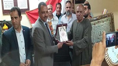 رئيس وقيادات نقابة شمال القاهرة للكهرباء يزورون فرع القناطر الخيرية.. وتكريم العامل المثالى