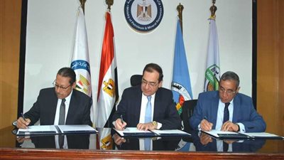 توقيع إتفاقية ترخيص استغلال خام الفوسفات بهضبة أبو طرطور بين الثروة المعدنية وفوسفات مصر