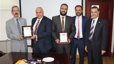 بالصور.. «بترول أبوقير» تكرم اثنين من الحاصلين علي شهادة الدكتوراه
