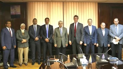 وزير الكهرباء يجتمع مع عضو مجلس إدارة 