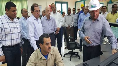 وزير البترول يتفقد مجمع غازات الصحراء الغربية بالأسكندرية