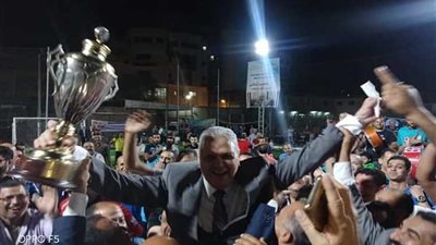 بالصور.. العاملون بـ«شمال القاهرة» يحملون عفيفى على الأعناق بعد الفوز بكأس الدورة الرمضانية