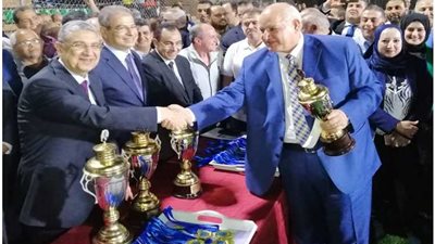 بالصور.. «جنوب الدلتا للكهرباء» تفوز بكأس اللعب النظيف.. وعبد الحكم يتسلم الجائزة