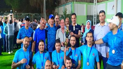 تكريم القناة بكأس المركزالثالث فى دورى شركات الكهرباء..ورئيس الشركة يتسلم الجائزة