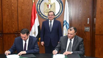 توقيع بدء الانطلاق الفعلى لمشروع تطوير وتحديث كفاءة الأداء للكوادر البشرية بشركة بدر الدين بين هيئة البترول و شل العالمية