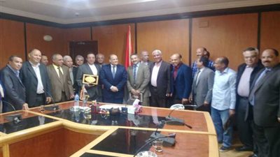 بالصور.. «عسل» يكرم محصلين هندسه قرى سيدى سالم