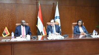 الملا يلتقي وزير الخارجية الأنجولى لبحث سبل التعاون في مجالات البترول والغاز