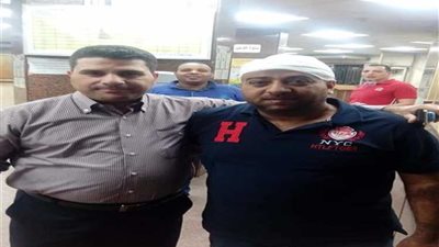 بالصور..العاملون بإيرادات المرج يستقبلون زميلهم المعتدى عليه بعد خروجه من القسم