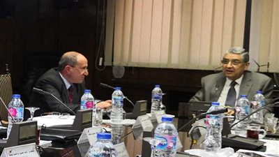 وزير الكهرباء يستعرض مع رؤساء 3 شركات توزيع استعدادات تأمين التيار قبل انطلاق كأس إفريقيا