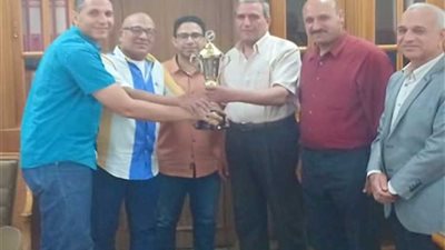 رئيس وسط الدلتا لإنتاج الكهرباء يتسلم كأس الصعود لبطولة الجمهورية للشركات ببورسعيد