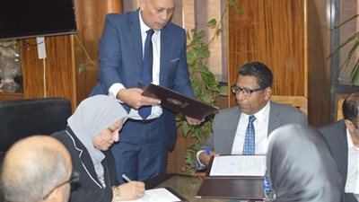 «نقل الكهرباء» توقع عقدين مع «سيمنس» لتوريد وتركيب اجهزة الاتصالات لمحطتى محولات