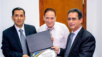 «هندسة البترول والتعدين» تكرّم المهندس نبيل عبد الصادق رئيس الشركة العامة