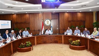 وزير البترول يترأس اجتماعاً موسعاً لمتابعة توزيع البنزين والسولار وفقاً للأسعار الجديدة