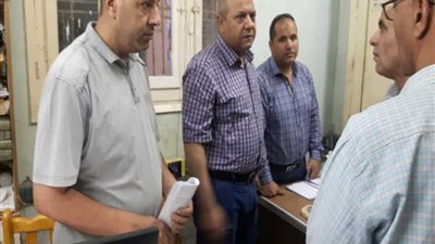 فى جولة سرية..« أبو وردة» يتفقد سير العمل بهندسات كهرباء سوهاج