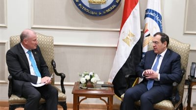 الملا يستعرض جهود التحول الطاقى والاستعدادات لاستضافة قمة المناخ مع السفير الأسترالى بالقاهرة