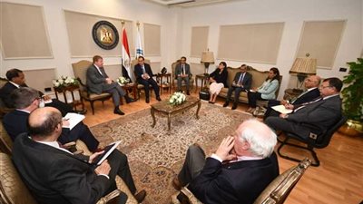 الملا يستعرض الفرص الاستثمارية مع وفد غرفة التجارة الأمريكية