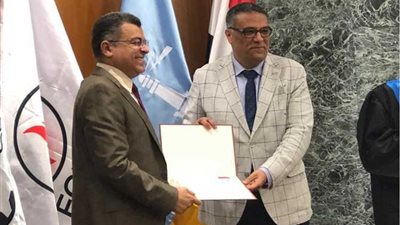 بالصور.. «أموك» تكرّم عبداللطيف نظرة مدير عام الموارد البشرية بـ«أنربك»
