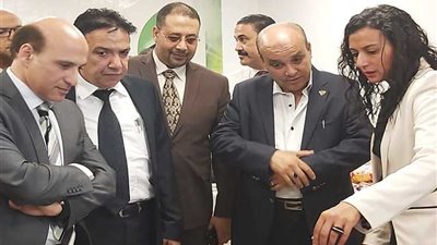 رئيس «بتروتريد» يتفقد معرض الشركة بمقر «بترومنت» بالإسكندرية