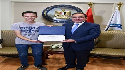 وزير البترول يكرم نجل أحد العاملين بـ«غاز مصر» بعد تفوقه فى الثانوية العامة