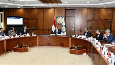 الملا يتابع جهود زيادة إنتاج الثروة البترولية لمواجهة التحديات العالمية